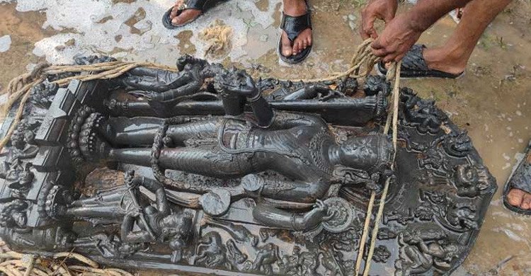 বগুড়ায় ৫ মণ ওজনের কষ্টিপাথরের মূর্তি উদ্ধার, গ্রেপ্তার ২
